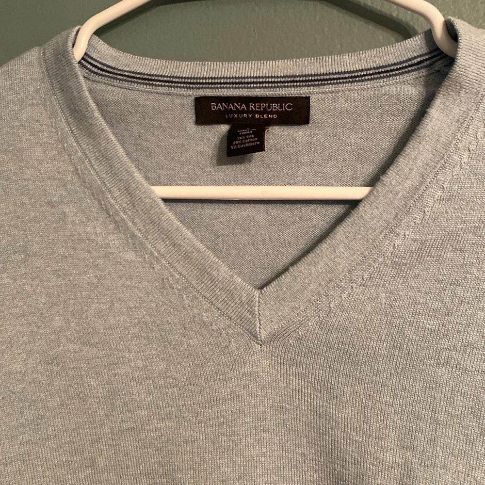 Banana Republic luxury men’s v neck sweater - blue - large-great condition - Picture 3 of 5